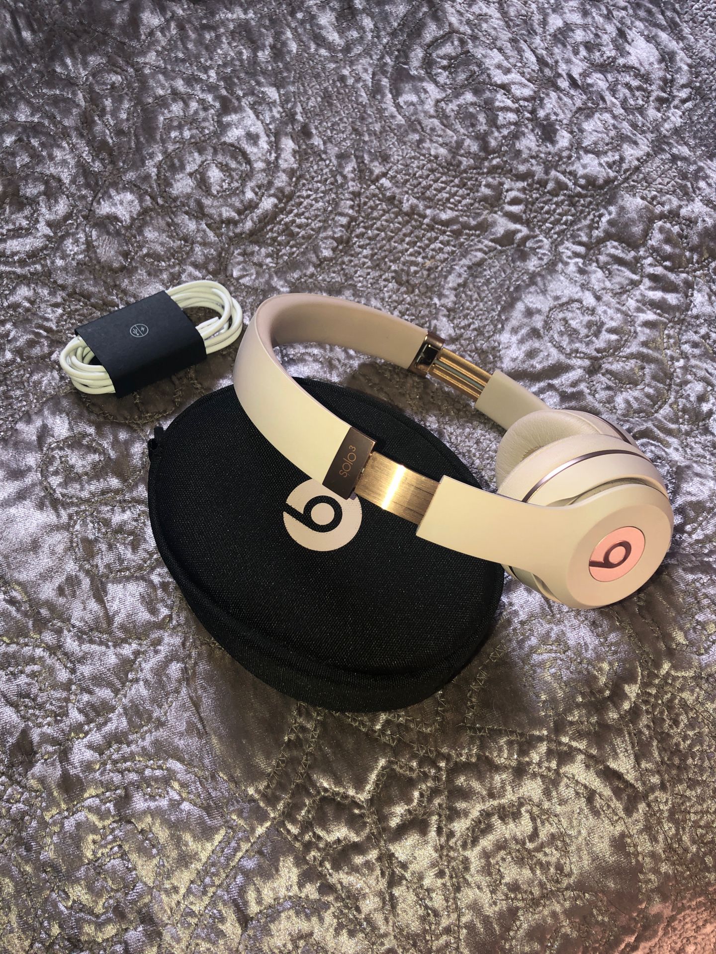 Beats Solo 3 Blush wireless headphones ✨