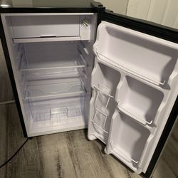 Mini Fridge (NEW)