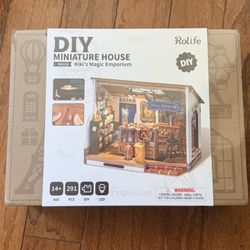 Rolife DIY Miniature House LED Dollhouse Kit, Kiki's Magic Emporium