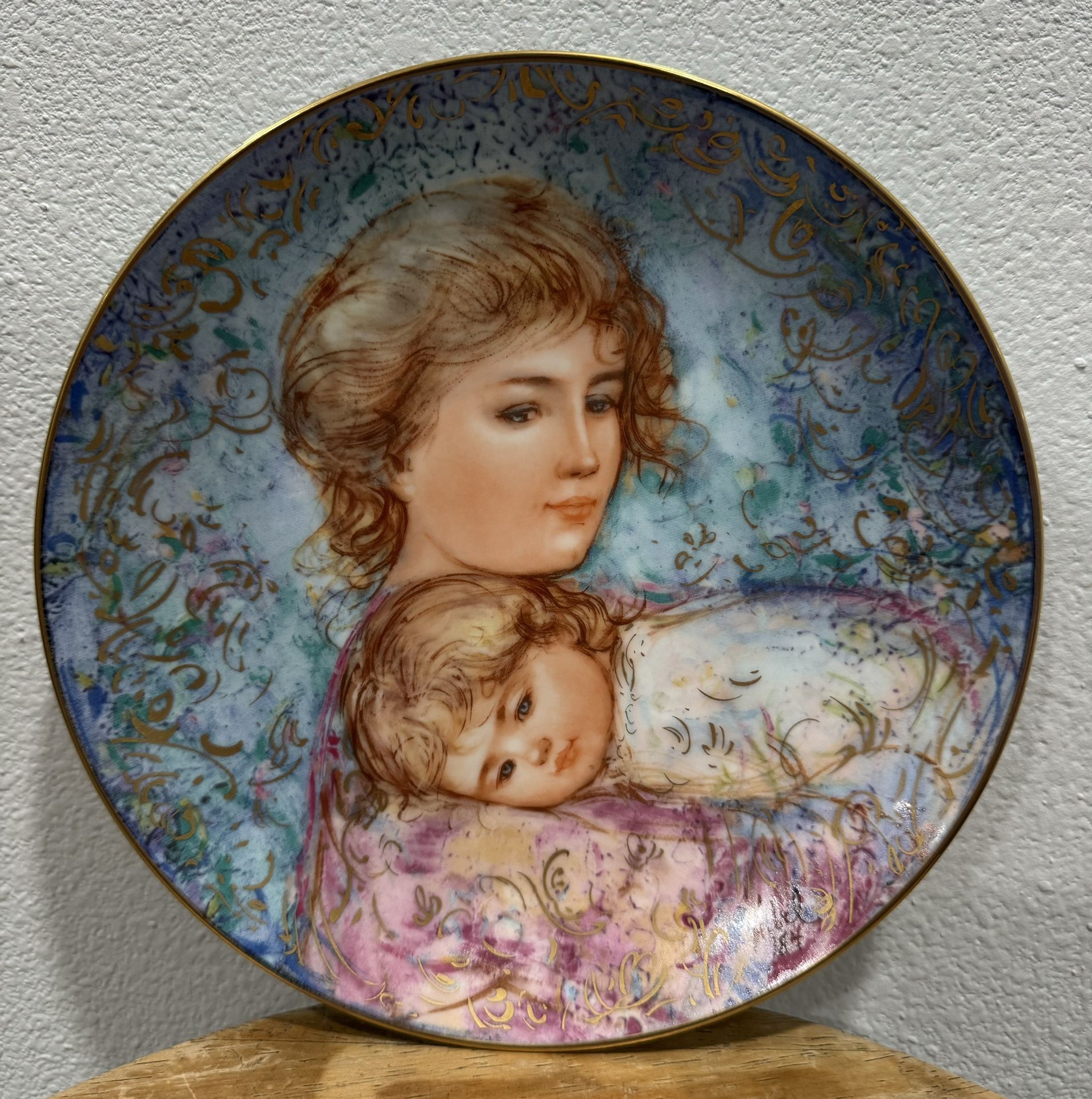 1984 Edna Hibel Mothers Day Plate, Abby & Lisa, 22k Gold 