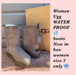Women Waterproof Perfect For Snow As Well Size 5 New In Box $110 🙅🏻‍♀️ Firm Pick Up Only
