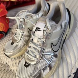Nike V2K Run Women’s 10 Men’s 8.5