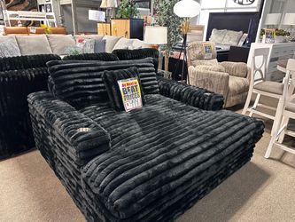 Comfy chaise lounger! $799 🖤📦