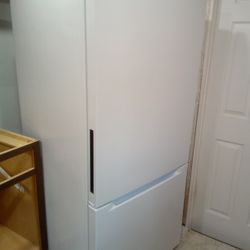 Refrigerator Barely Used Like New 