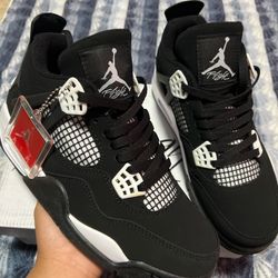 Air Jordan 4 ‘’White Thunder’’