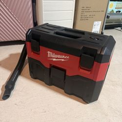 Milwaukee Vacuum with XC 5.0 Battery