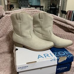 Woman’s Boots Size 71/2