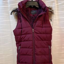 Price Just Dropped: Banana Republic Faux Fur Hooded Vest Removable Sherpa ( Size: XS, Burgundy)