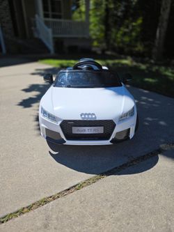 Licensed 12V Audi TT RS Electric Ride-On Car (Excellent Condition)