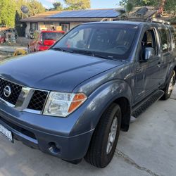 Parts 2005 Nissan Pathfinder Se. All Wheel Drive .Parts Truck!