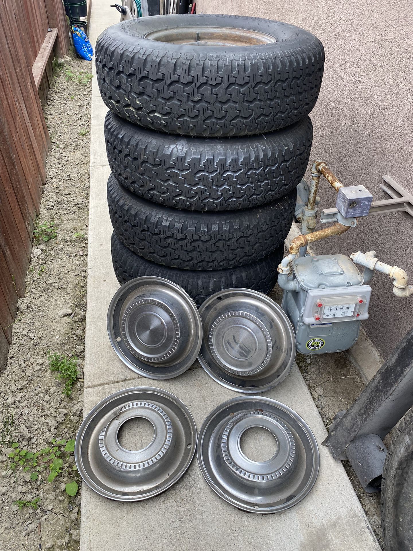 Set Of 4 Oem International Scout 2 Steel Wheels With Oem Hubcaps On 235/75/15 Wrangler Tires