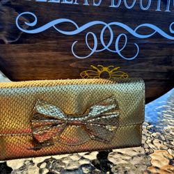 Elegant Gold Clutch with Bow Accent