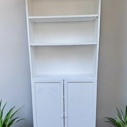  White 7 layer shelf bookcase cabinet.  like new excellent condition. Measurement: bookcase cabinet 