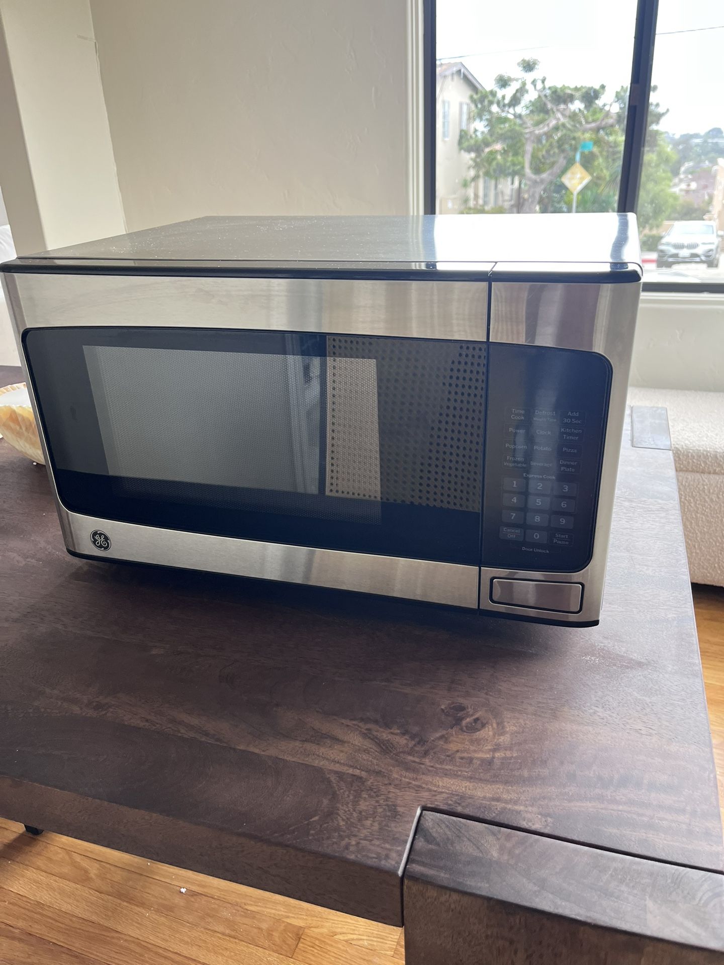 GE Microwave (like new)