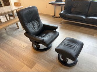 Ekornes Stressless recliner chair with ottoman in excellent condition leather