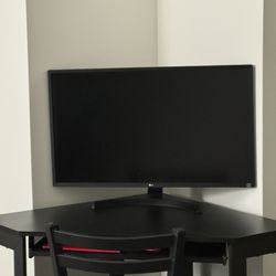 LG 32" 4K UHD Monitor + Corner Desk