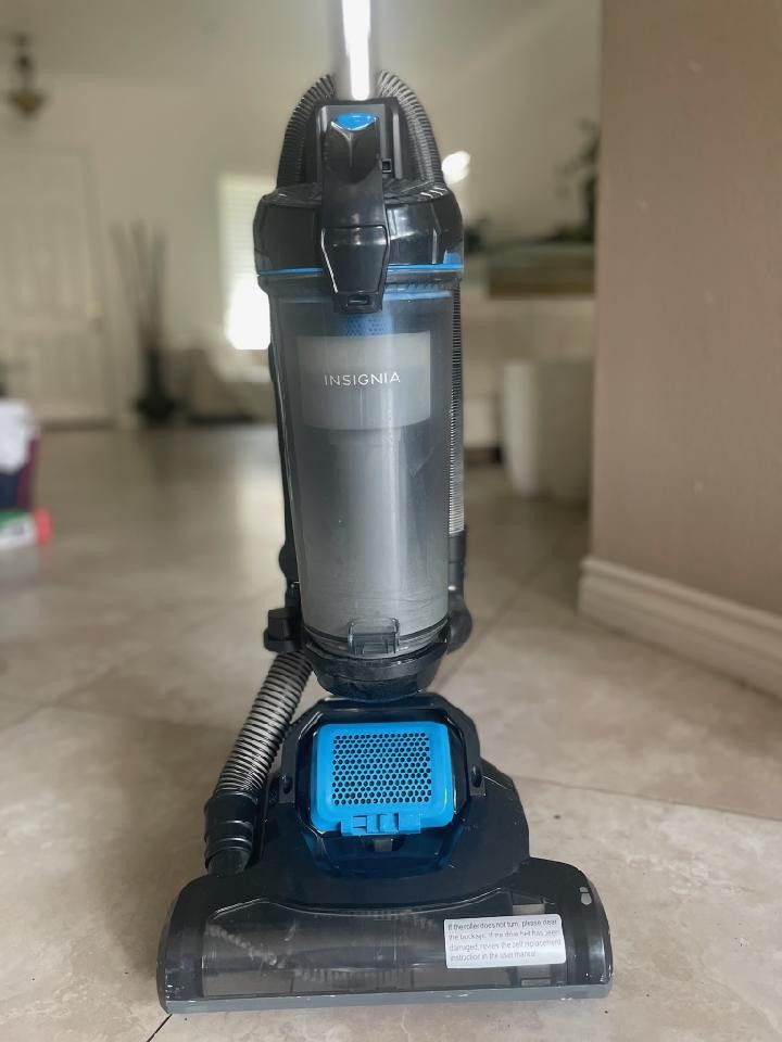 Insignia Bagless Upright Vacuum - Lightweight Excellent Condition PRICE FIRM