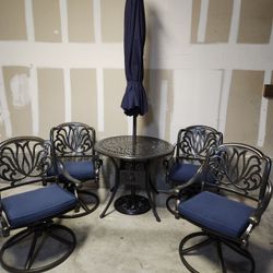 Like New Patio Table And Chairs With Umbrella 