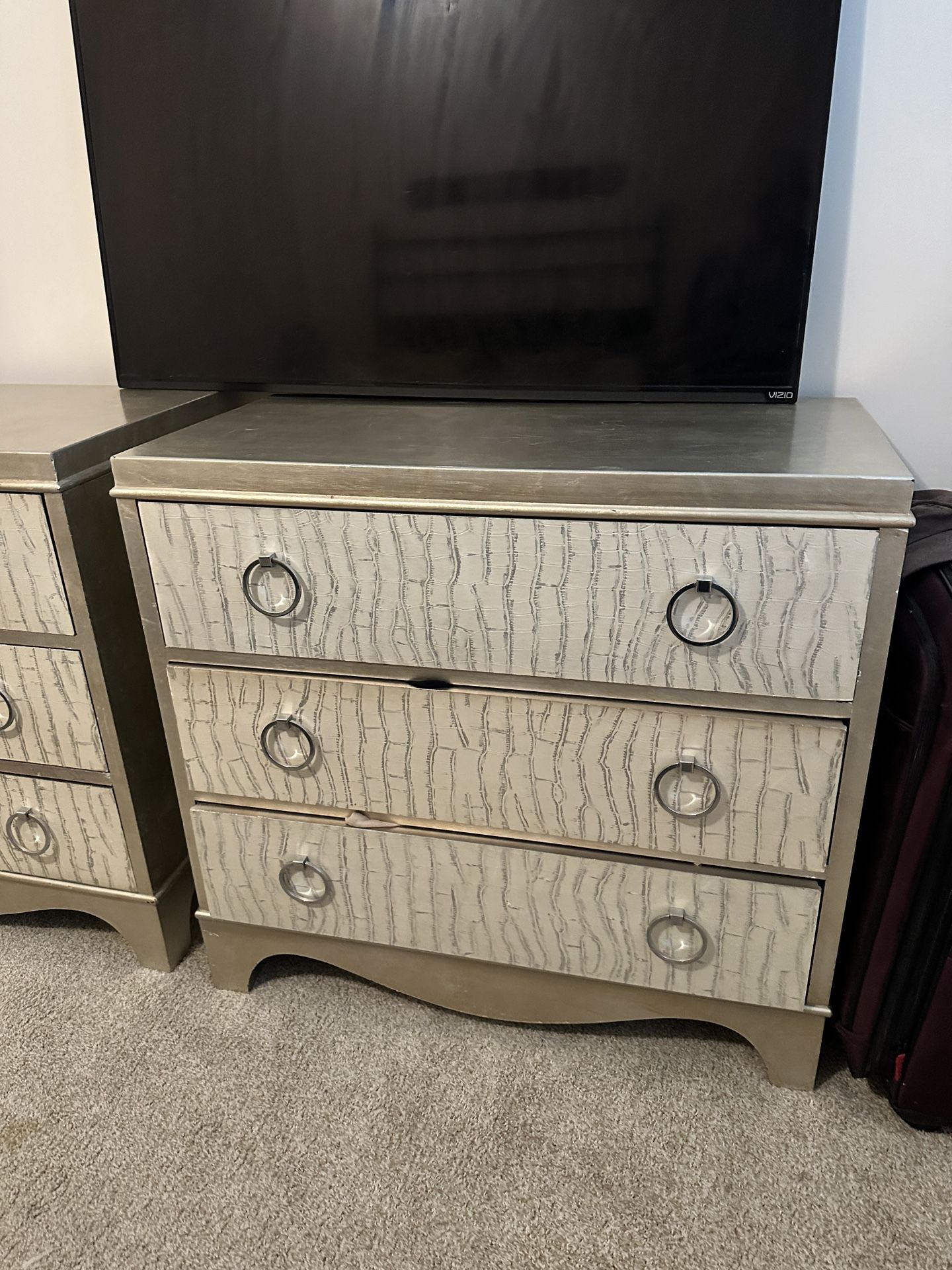 2 Set Dresser 