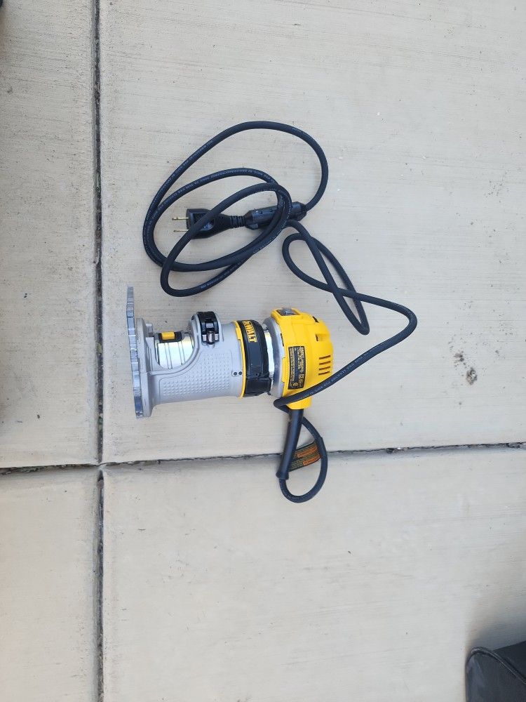 Dewalt Compact router DWP611