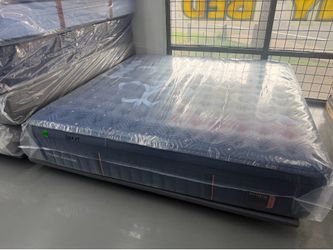 KING SIZE STEARNS & FOSTER LUX ESTATE (FIRM) PILLOW TOP MATTRESS & BOX SPRINGS BED SET