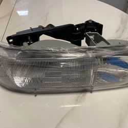 HEADLIGHT ASSEMBLY FOR 99-02 CHEVY SILVERADO /00-06 SUBURBAN/TAHOE (RH )