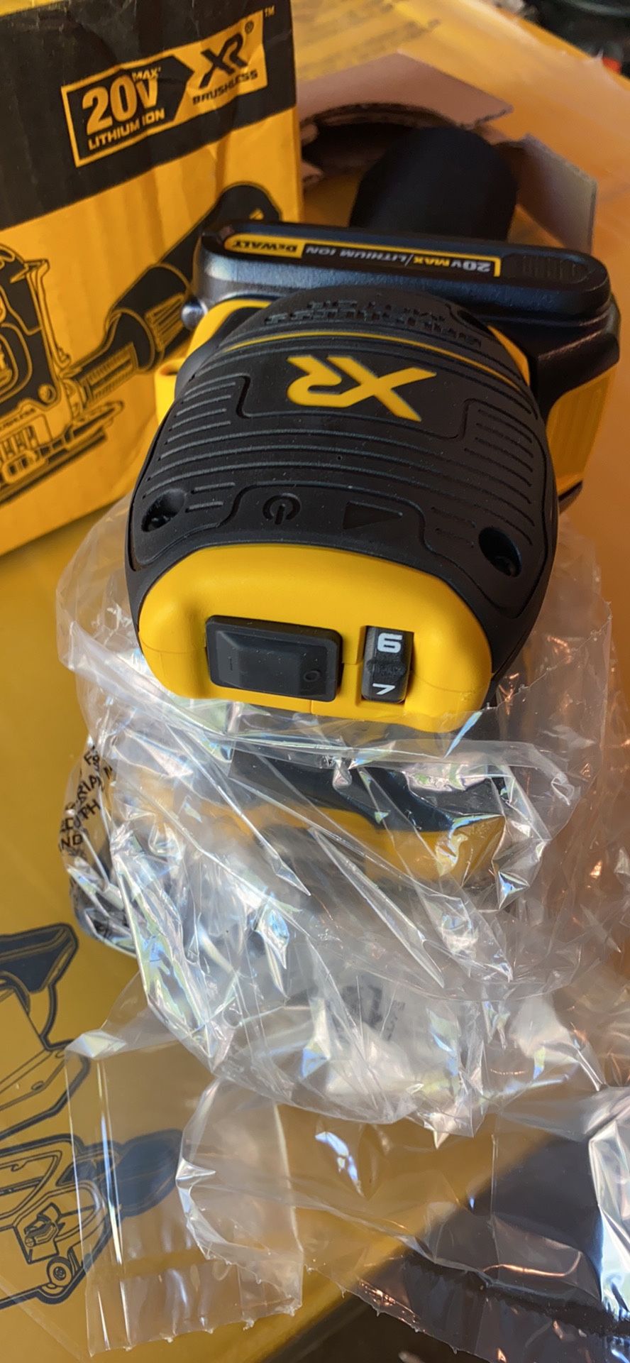 DEWALT 1/4SHEET VARIABLE SPEED SANDER 20 V XR BRUSHLESS BATTERY