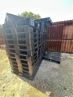 Heavy duty shipping pallets