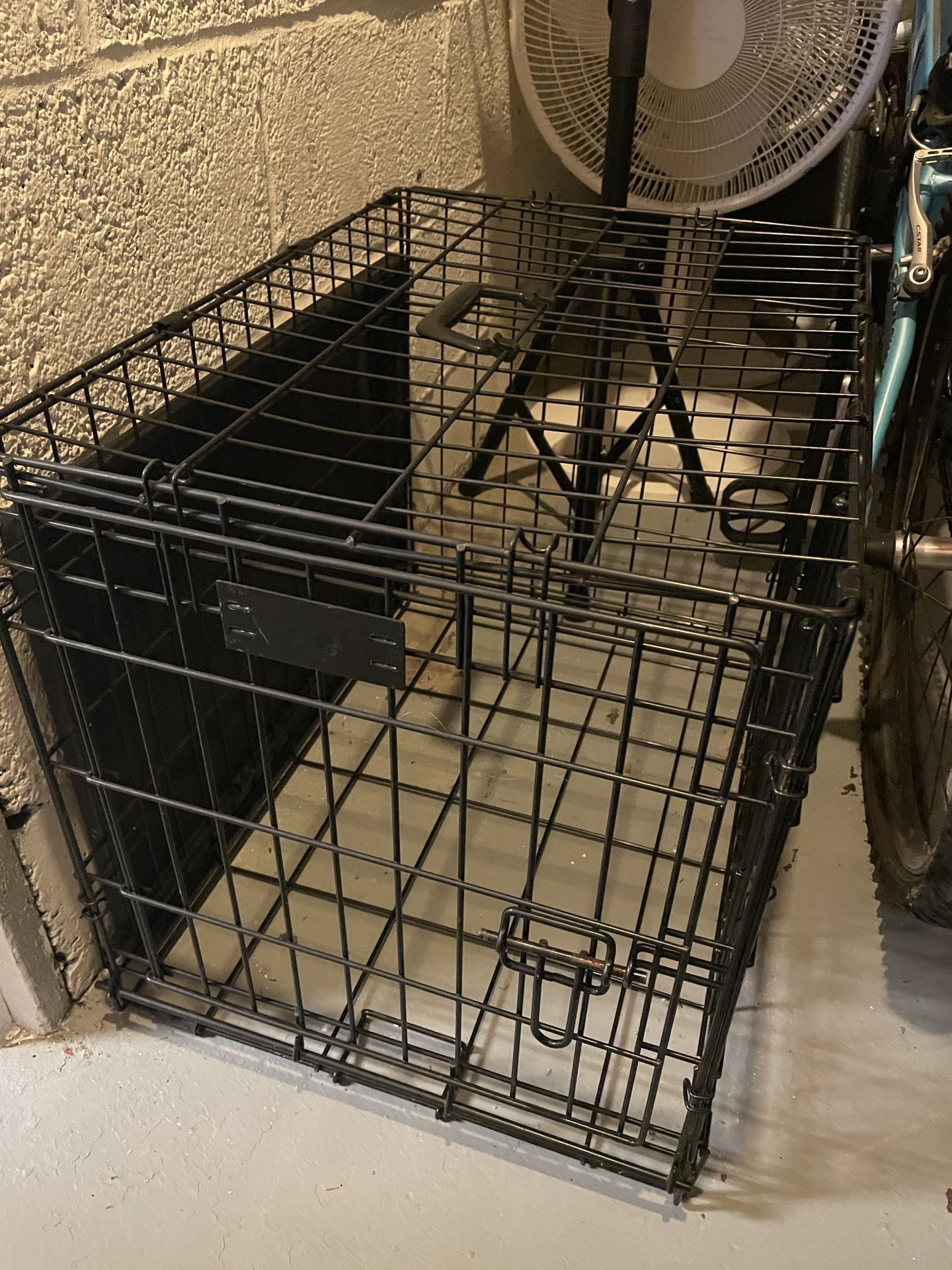 Dog Crate-black Metal With Slide Out Bottom Tray. Single Door.