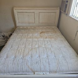 Queen Size Bed With Box And Matteres 