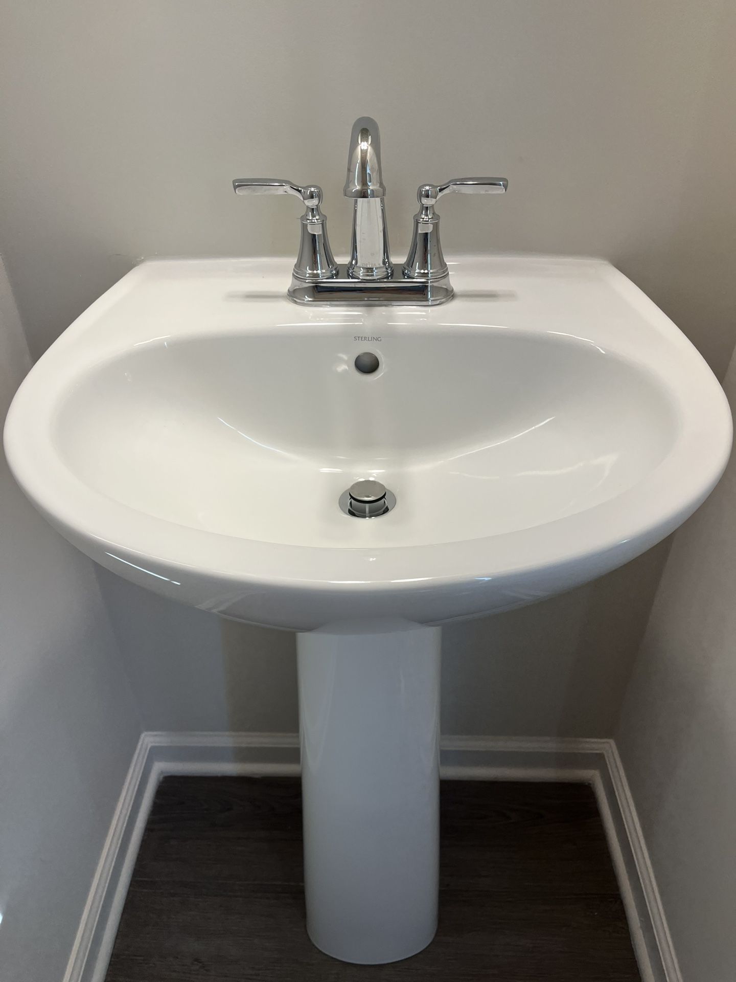 Pedestal Sink With Faucet And Mirror