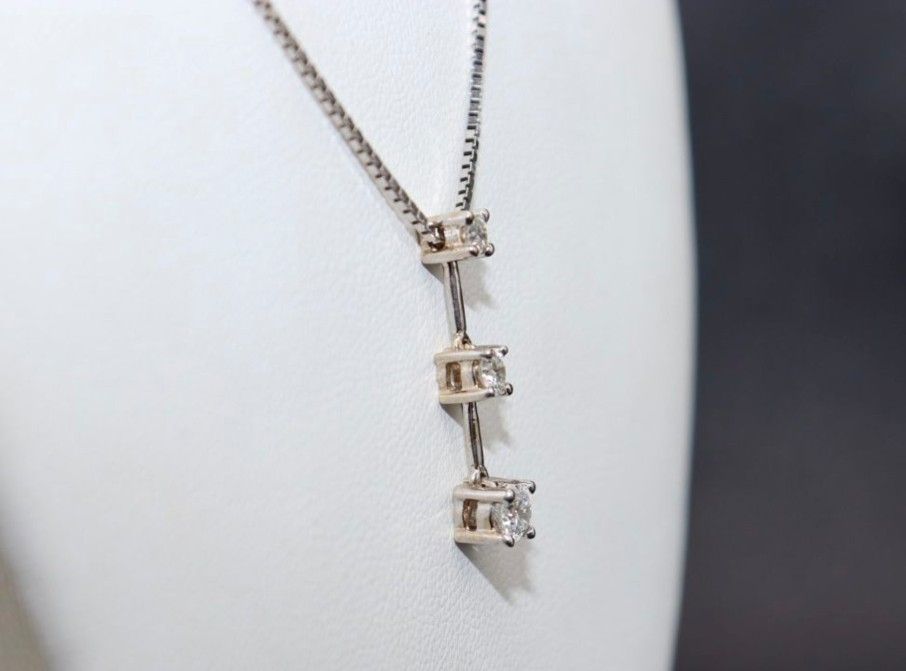Beautiful 3 STONE Diamond Pendant Neclace
