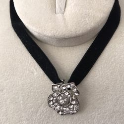 Beautiful Necklace Choker With Silver Rose Shape With Crystal 