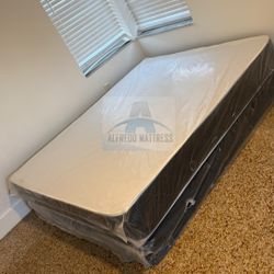 Queen mattress regular set with box spring ( 2pc brand new) 
