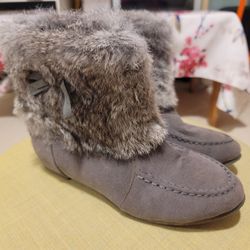 Brand New, Never Worn Women Size 8- Very Comfy And Pretty Light Boot, Suede Like And Soft Fur Like Material 