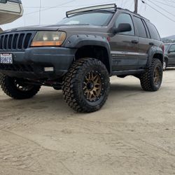 2000 Jeep Laredo  4x4. Auto.  6 Cil.  Clean Title.  Low Miles. 90 K. 