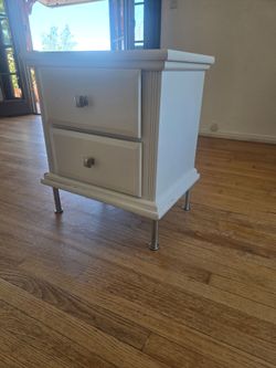 Night stands (2)