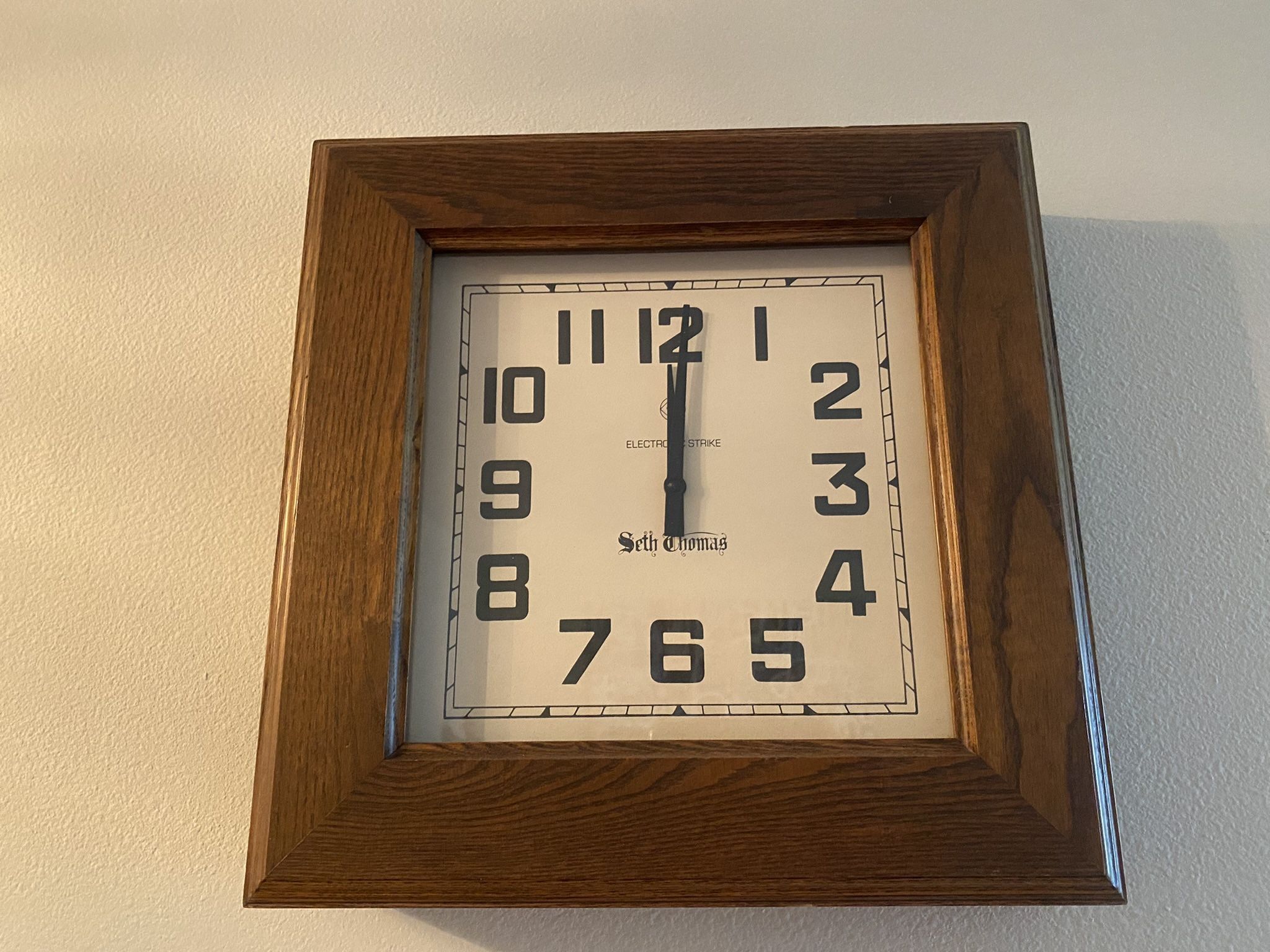 Seth Thomas Vintage Oak Wood Wall Clock In Excellent Condition