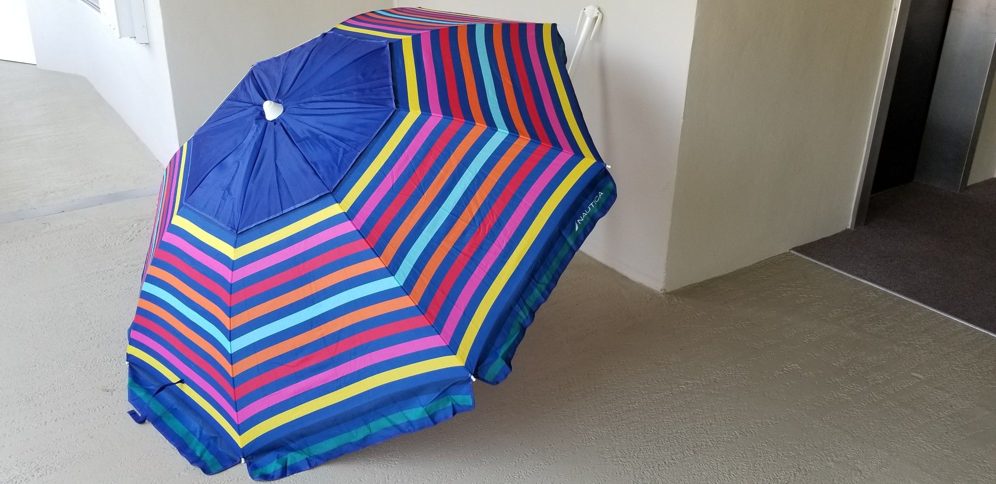 Beach Umbrella Nautica.2 Position Ajustable Very nice $20