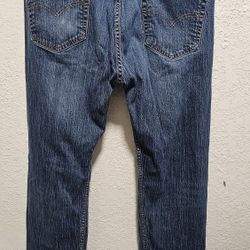 Levi's 505™ Regular Fit Jeans. 
Key Features
Pre-owned 
Excellent condition 
No rips or stains 
Style: The 505™ is known as the original zip fly jean,