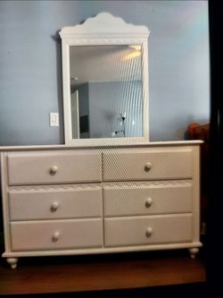 Dresser and vanity drawer with mirror set