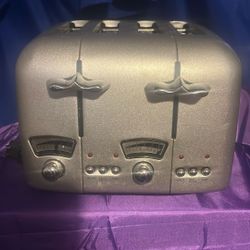 DeLonghi 4 Slice Toaster With Defrost And Bagel Settings 