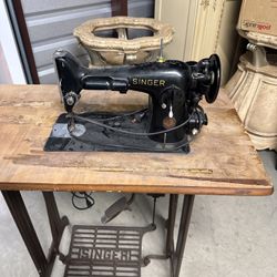Vintage 1952 SINGER Sewing Machine, Model 201-2 with Queen Anne style cabinet