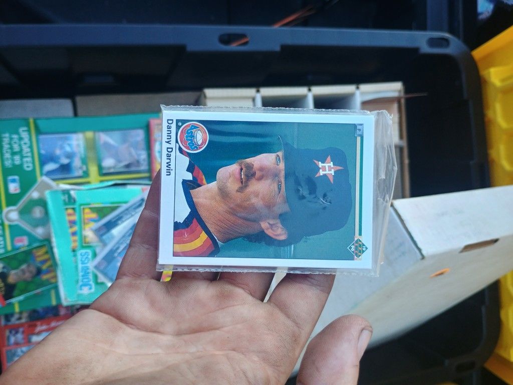 Baseball And Foot Ball Cards And Magazines. 