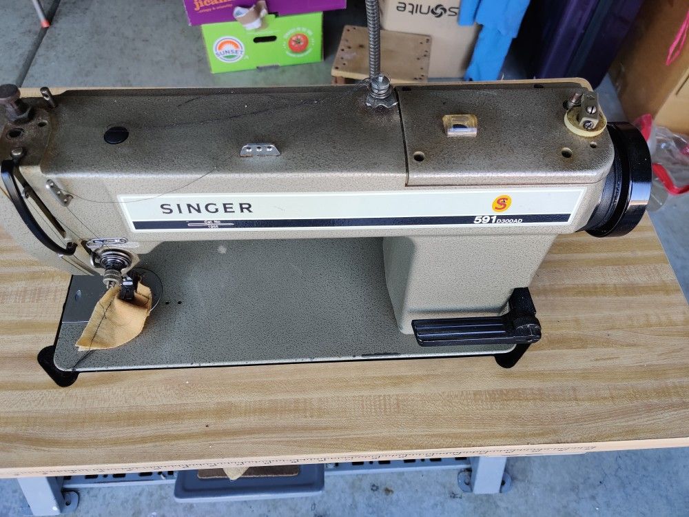 Singer 591D-300 Straight Lockstich Industrial SEWING MACHINE TABLE