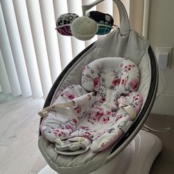 4moms mamaRoo4 Baby Swing + Newborn Insert