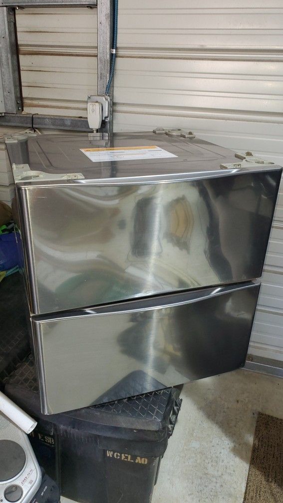 Laundry Pedestals (two) LG 27 Inch.