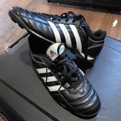 Adidas Qestra  indor