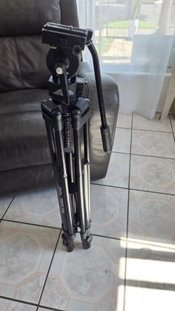 Tripod with fluid head