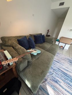 Wade Logan Bentura  Sofa - Green + 4 Pillows